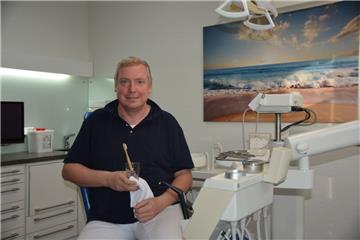 Zahnarzt Marius Richter setzt in seiner Praxis in Wremen auf Nachhaltigkeit.