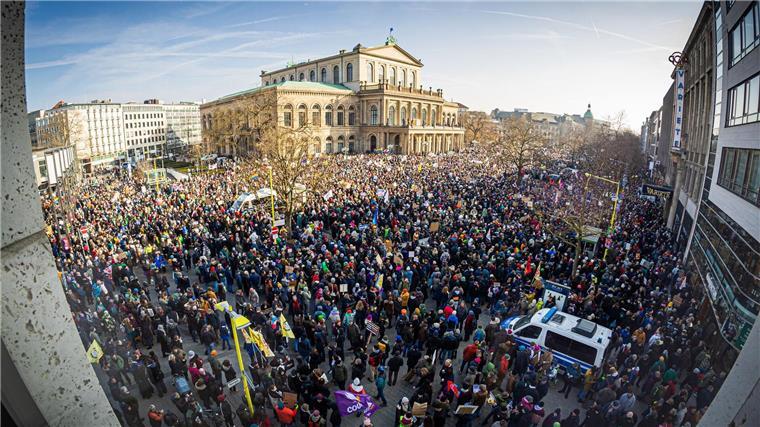 Zehntausende demonstrieren gegen Rechtsruck Zahntausende Menschen demonstrieren am Wochenende in Niedersachsen und Bremen gegen einen Rechtsruck. (Archivbild)