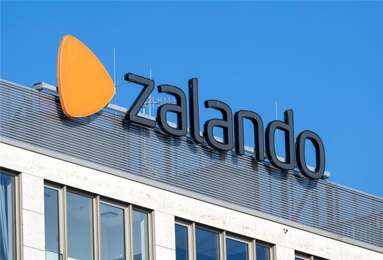 Zalando zieht die Reißleine: Diese Nutzer verlieren vorübergehend den Zugriff Das Logo des Online-Internethändlers Zalando auf einem Firmengebäude. Zalando will durch Transparenz beim Retourenverhalten neue Standards setzen.