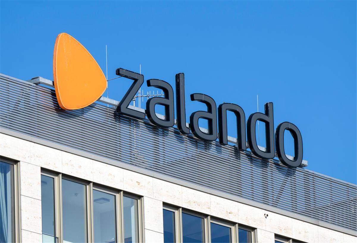 Zalando zieht die Reißleine: Diese Nutzer verlieren vorübergehend den Zugriff Das Logo des Online-Internethändlers Zalando auf einem Firmengebäude. Zalando will durch Transparenz beim Retourenverhalten neue Standards setzen.