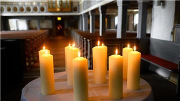 Zehn Kerzen für Beteiligte und Opfer stehen auf einem Tisch vor dem Altar in der St. Johannis Kirche.