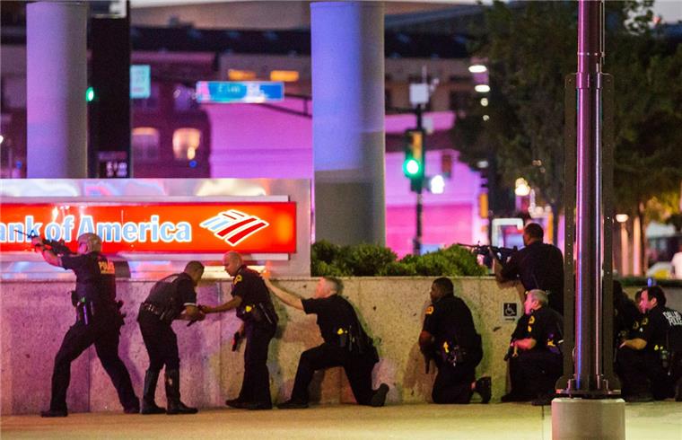 Zehn Tage nach dem gezielten Angriff auf Polizisten in Dallas (Foto) gab es in Baton Rouge offenbar erneut einen tödlichen Angriff auf Polizisten. 