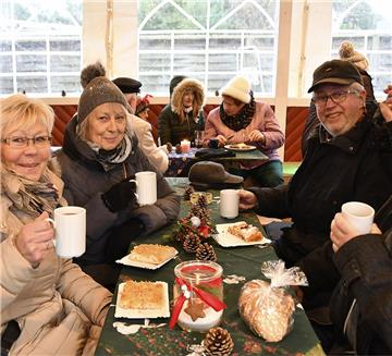 Zehn Vereine aus Dorum hatten sich für den Weihnachtsmarkt viel einfallen lassen...