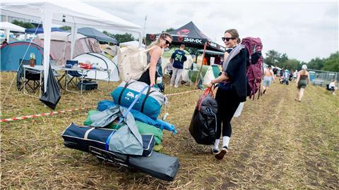 Zehntausende Fans besuchen das Festival Deichbrand in Nordholz im Landkreis Cuxhaven. Von Donnerstagnachmittag bis Sonntag treten mehr als 120 nationale und internationale Künstlerinnen und Künstler aus den Bereichen Hip-Hop, Electro, Pop, Rock, Alternative, Indie und Metal auf.
