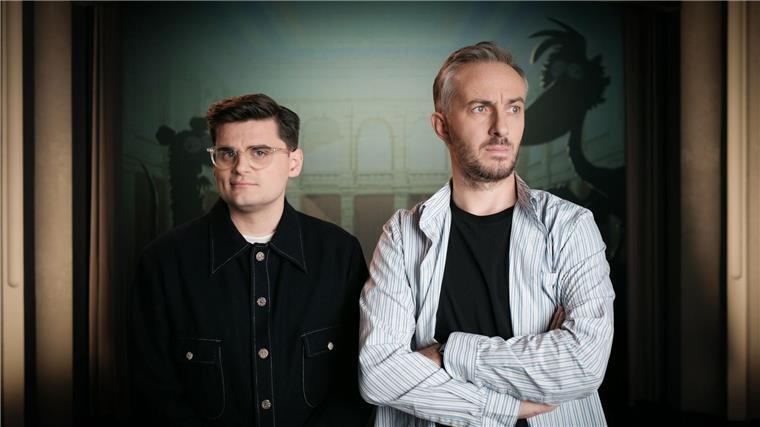 Zeichner und Autor Miguel Robitzky (l) und Moderator Jan Böhmermann (r) haben einen Animationsfilm über das Grundgesetz gemacht.