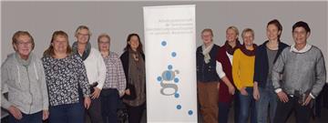 Zeigen mit den Städten und Gemeinden im Landkreis Flagge gegen Gewalt an Frauen (von links): die kommunalen Gleichstellungsbeauftragten Karin Herrmann (Butjadingen), Karin Windheim-Czichon (Nordenham), Sanja Blanke (Jade), Ilona Fritz (Stadland), Karin Büttner (Brake).