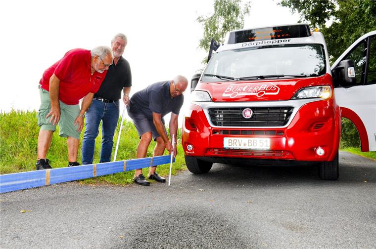 Zeigen, wie stark die Versackungen in Dahldorf sind (von links): Bürgerbus-Fahrer Gerhard Lamprecht, Fahrdienstleiter Heiner Cordes und sein Stellvertreter Werner Peper.