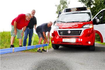 Zeigen, wie stark die Versackungen in Dahldorf sind (von links): Bürgerbus-Fahrer Gerhard Lamprecht, Fahrdienstleiter Heiner Cordes und sein Stellvertreter Werner Peper.