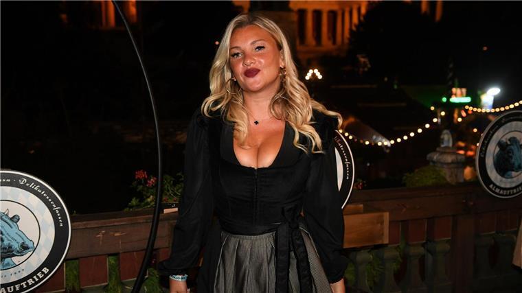 Zeigt sich im Drindl: Reality-Star Evelyn Burdecki