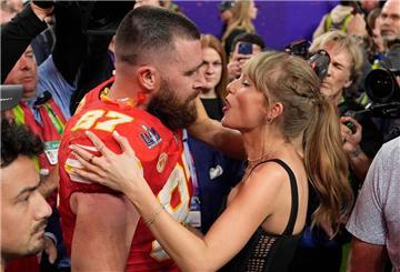 Zeigten sich gemeinsam auf der Bühne: Taylor Swift und Travis Kelce (Archivbild).