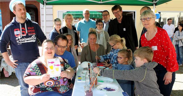 Lebenshilfe eröffnet Kreativwerk in Zeven Zeit für Kreativität. Zur Eröffnung des Kreativwerks zeigen sich Menschen mit und ohne Handicap von ihrer kreativen Seite.