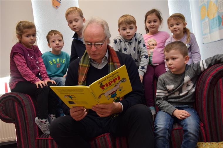 Mitarbeiter der Kreiszeitung Wesermarsch machen beim Vorlesetag mit Zeit für Pippi Langstrumpf: Redaktionsleiter Christoph Heilscher stattete gestern dem Kindergarten Phiesewarden einen Besuch ab.