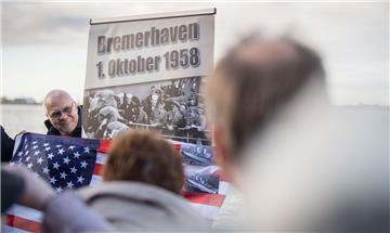 Zeitzeugen und Gäste nahm die Gesellschaft mit zur Bronzetafel am Liegeplatz 700...