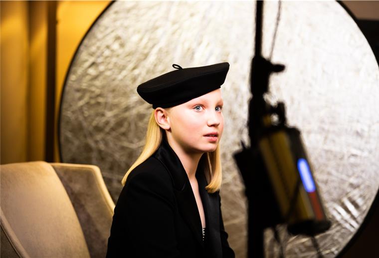 Golden Globe: Helena Zengel geht leer aus Die zwölfjährige Deutsche Helena Zengel wartet auf die Bekanntgabe der Preisträger der Golden Globe Awards 2021