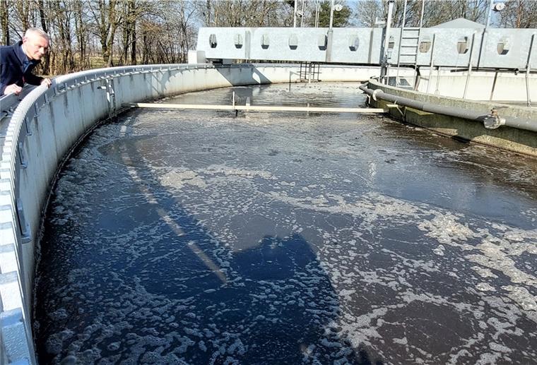Zentralklärwerk in Bad Bederkesa: Marcus Mende, Geschäftsführer des Wasserverbandes Wesermünde, weiß um die neuartige Methode zur Feststellung von Corona-Viren im Abwasser.