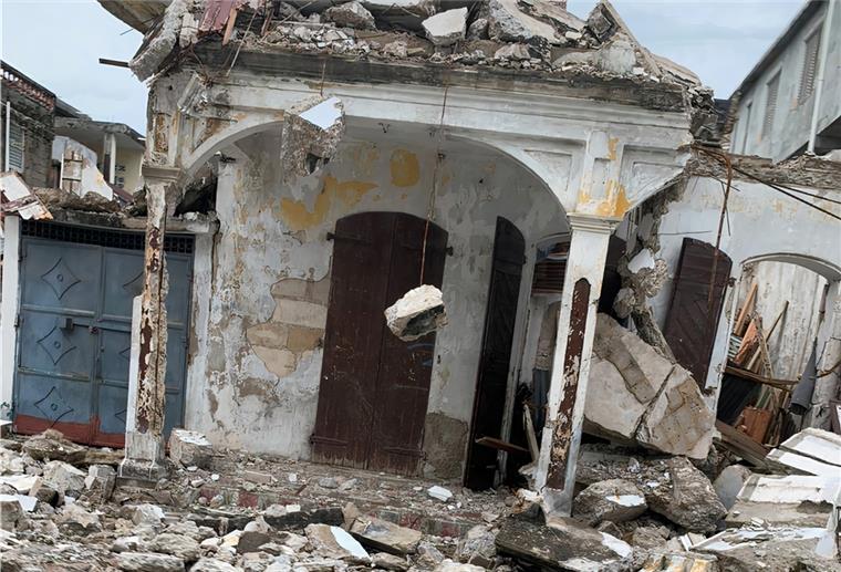 Was die Menschen nach der Katastrophe in Haiti brauchen Der Rest eines eingestürzten Gebäudes in Haiti steht inmitten von Trümmerteilen und Geröll.