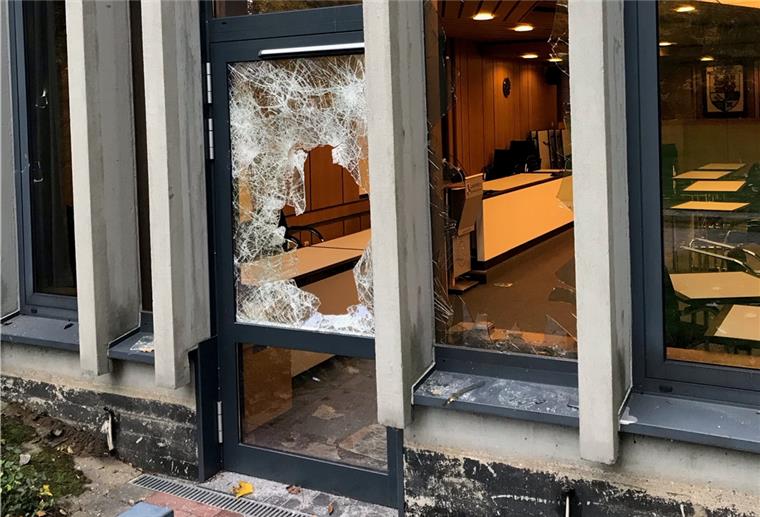 Zertrümmert: Fenster zum großen Sitzungssaal des Kreishauses in Rotenburg.