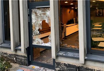 Zertrümmert: Fenster zum großen Sitzungssaal des Kreishauses in Rotenburg.