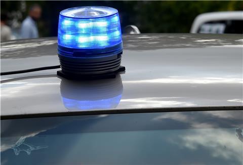 Zeugen der Fahrerflucht am Donnerstagnachmittag am Strichweg in Cuxhaven werden gesucht. 