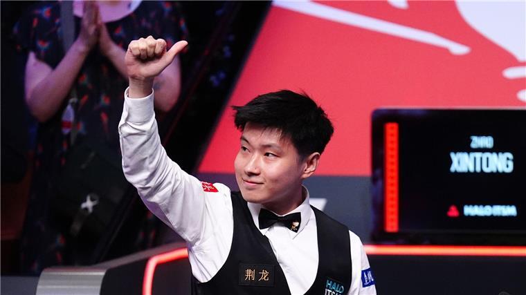 Erster Snooker-Weltmeister aus Asien: Titel an Chinese Zhao Zhao Xintong (r) ist der erste Snooker-Weltmeister aus Asien.