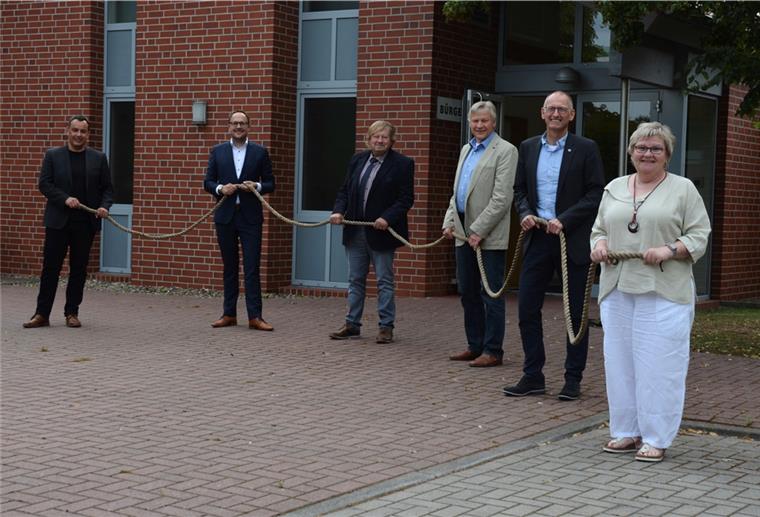 Ziehen gemeinsam an einem Strang: Oliver Lottke (SPD, von links), Christian Molls (CDU), Bernd Süß (Linke), Peter Hüttmeyer (Bürgerfraktion), Bürgermeister Detlef Wellbrock und Eva Viehoff (Grüne).