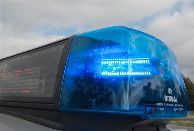Ein Blaulicht leuchtet auf einem Polizeifahrzeug.