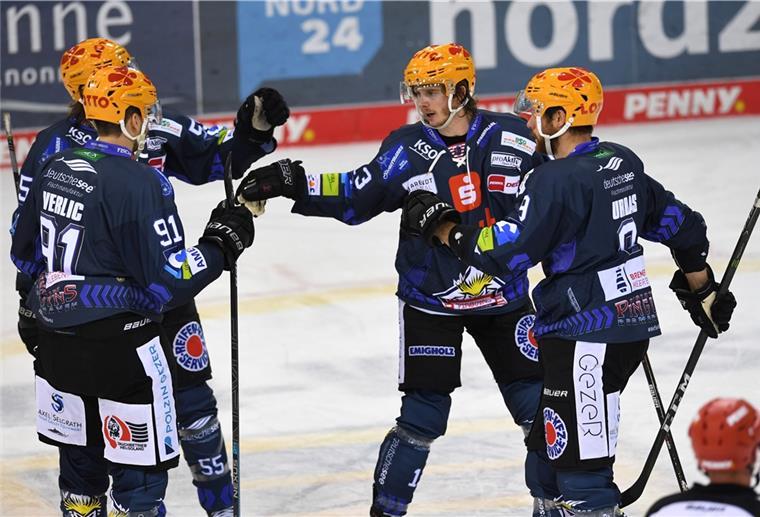 Pinguins-Stürmer Ziga Jeglic sorgte schon für unrühmliche Schlagzeilen Ziga Jeglic (Mitte) ist heiß auf Erfolg mit seinen Kumpels Jan Urbas (rechts) und Miha Verlic (links) bei den Fischtown Pinguins.