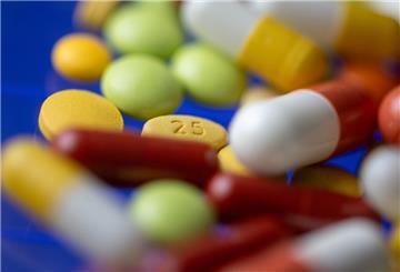 Verschiedene Tabletten, Kapseln und Dragees liegen auf einem Tisch 