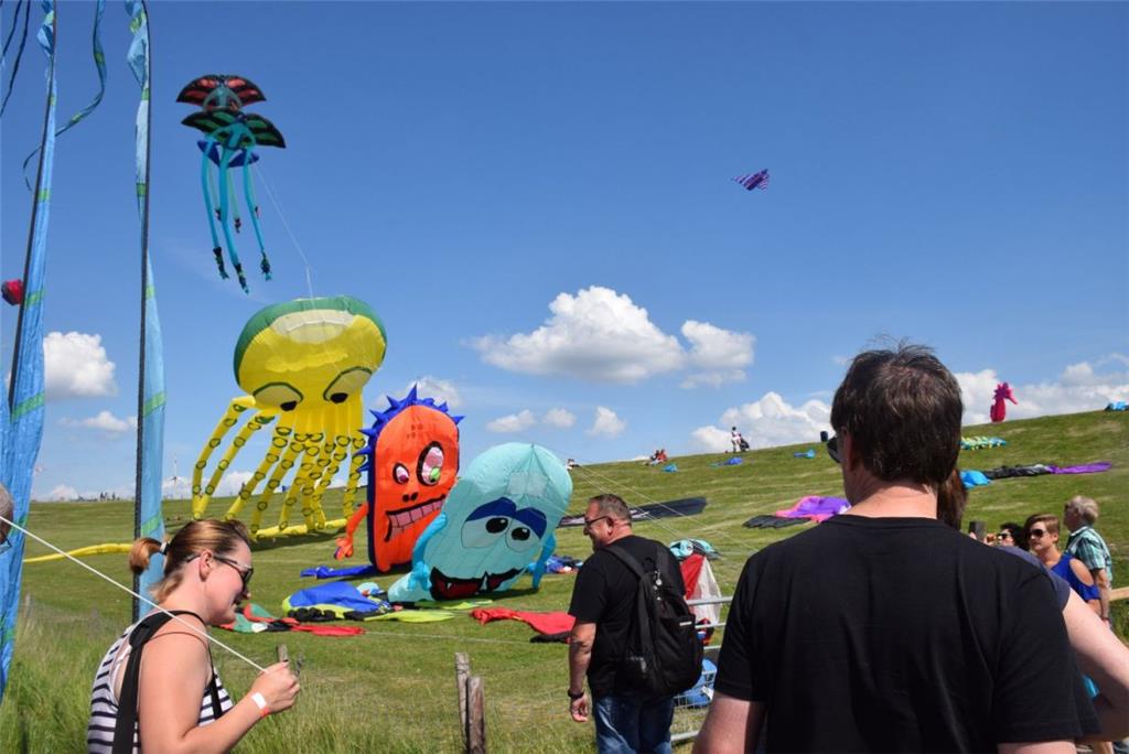 Zirkus- und Drachenfest in Tossens: Auf Wind und Regen am Sonnabend, folgte Sonn...