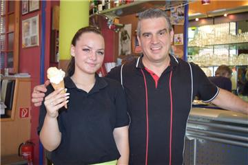 Zitrone, Honigmelone und Vanille: So sieht sie aus, die beliebteste Komposition im Eiscafé von Salvatore Marvelli (rechts). Josie Kaarmann sorgt dafür, dass die Kunden nicht lange auf die eiskalten Köstlichkeiten warten müssen.  