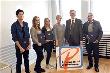Zivilcouragepreis 2016
v.l. Yusuf Kurt, Grit Hanke, Jana Fesenfeld,  Jutta Redlich, Harry Götze und  Wolfgang Maatz  