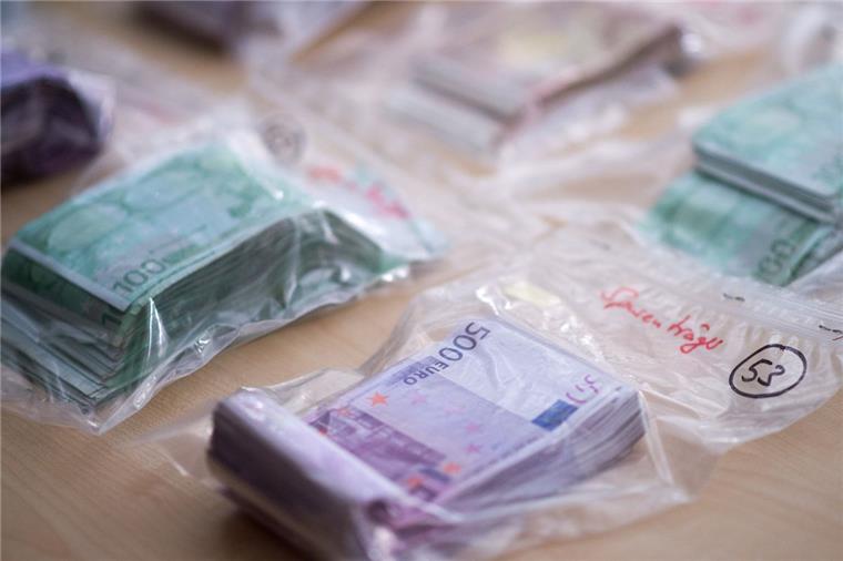 Bremen: Polizei zieht Drogendealer aus dem Verkehr Zivilfahnder der Bremer Polizei haben einen amtsbekannten Dealer festgenommen.