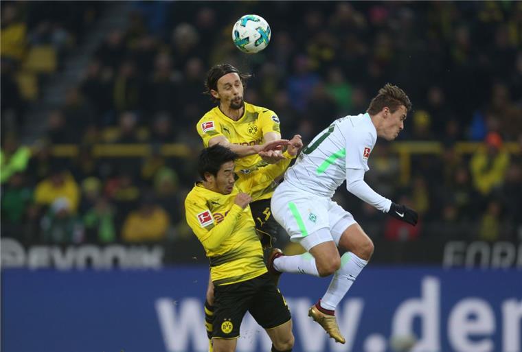 Werder gewinnt in Dortmund 2:1 Zögerliche Dortmunder, forscher Bremer: Shinji Kagawa (links unten) und Neven Subotic von Dortmund und Bremens Max Kruse (rechts) kämpfen um den Ball.