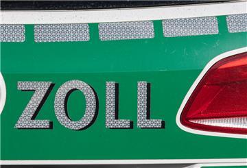 Ein Streifenwagen mit der Aufschrift «Zoll» steht während einer Razzia am Einsatzort. 
