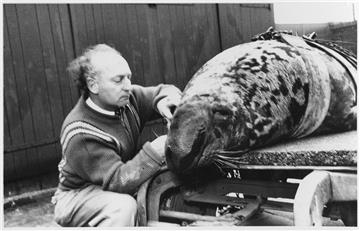 Zoodirektor Dr. Kurt Ehlers gemeinsam mit &quot;Hansi&quot; Foto: Zoo am Meer