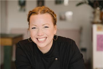 Zora Klipp hat gut lachen: Am Dienstag erscheint das erste Kochbuch der 29-Jährigen aus Zeven. 