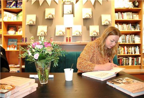 Zora Klipp signiert in der Zevener Buchhandlung „Lesezeichen“ ihr Kochbuch „Koch’s einfach“, das seinem Namen alle Ehre macht. Das jedenfalls bestätigen Fans der 29-Jährigen, die schon Rezepte nachgekocht haben.