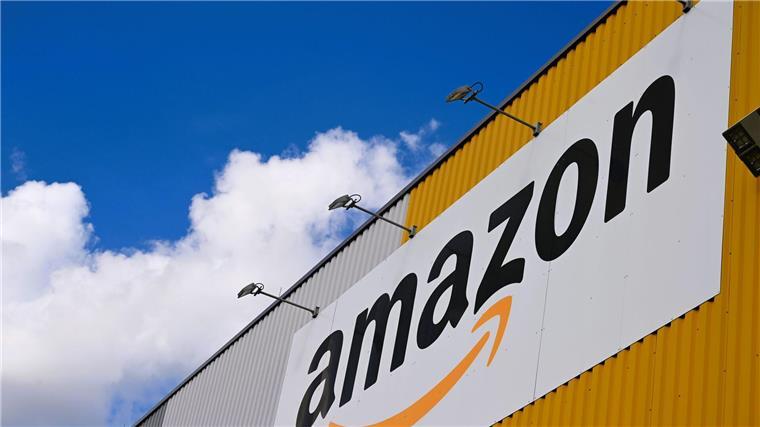 Zu Amazon gehört neben dem Handelsgeschäft auch die Cloud-Sparte AWS. (Archivbild)