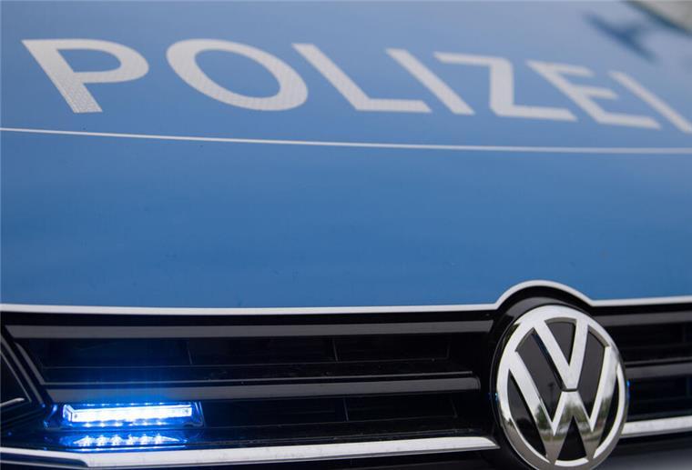 ARCHIV - 15.05.2019, Bayern, Dachau: Ein Blaulicht leuchtet an einer Polizeistreife. (zu dpa: «Mehrere Menschen auf B41 verletzt») Foto: Lino Mirgeler/dpa +++ dpa-Bildfunk +++
