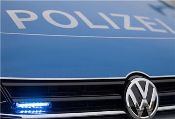 ARCHIV - 15.05.2019, Bayern, Dachau: Ein Blaulicht leuchtet an einer Polizeistreife. (zu dpa: «Mehrere Menschen auf B41 verletzt») Foto: Lino Mirgeler/dpa +++ dpa-Bildfunk +++