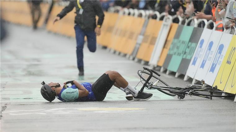 Mit Rad im Tour-Zielbereich: Sicherheitskräfte stoppen Mann Zu dem Vorfall kam es vor dem Ende der Tour-Etappe.