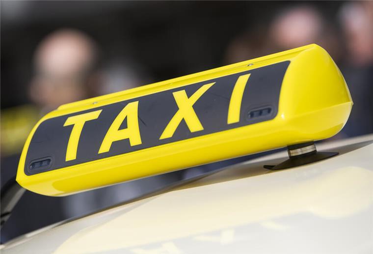 Das Taxi-Schild eines Taxis.