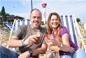 Zu den ersten Gästen, die zur Veranstaltungsfläche am Unionpier kamen, zählten Stefan Krenzin und Marie-Luise Sievers.
