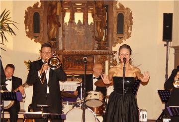 Zu den Gentlemen of Swing gesellte sich am vergangenen Sonnabend noch die niederländische Sängerin Angela von Rijthoven dazu. Foto: Wurm