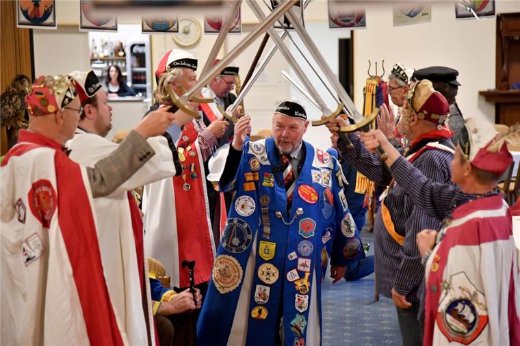 Zu den monatlichen Sippungen (Treffen) reisen auch aus anderen norddeutschen Schlaraffen-Reychen Gäste an. In der Schlaraffen-Burg startet dann ein zweiteiliges Ritterspiel nach festen Regeln. Unser Foto entstand bei der Schluss-Sippung vor der Sommerpause im „Haus am Blink“ in Bremerhaven.