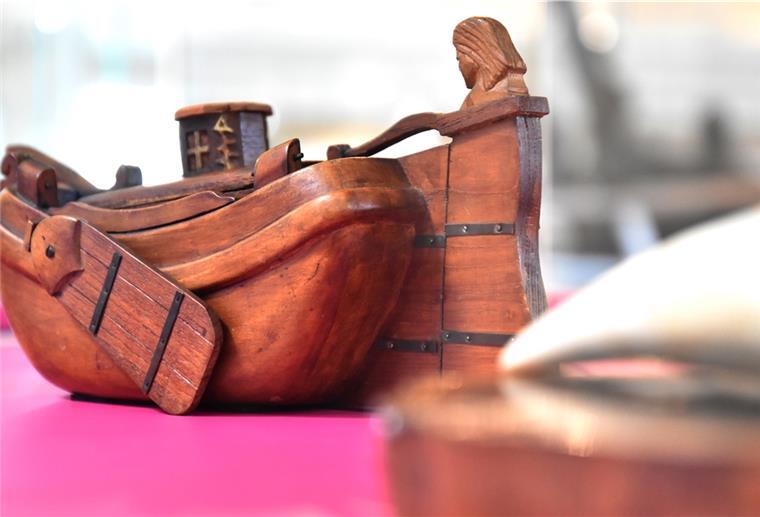 Bremerhaven: DSM stellt ehemalige Rauschmittel aus Zu den Objekten, die das Deutsche Schifffahrtsmuseum im Rahmen der Ausstellung „Kakao, Kaffee, Tabak – Rauschmittel früher“ zeigt, zählt auch diese hölzerne Tabakdose in Form eines niederländischen Küstenseglers.