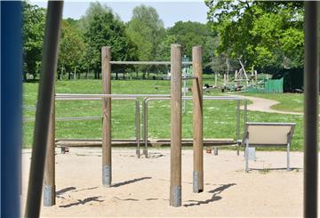 Zu den vielseitigen Bewegungsangeboten im Speckenbüttler Park zählt die beliebte Fitnessanlage neben der ‚Allee der heilenden Bäume‘. Vor allem bei gutem Wetter sind hier Anhänger des Körperkultur anzutreffen und auf dem Court nebenan werden Körbe geworfen.