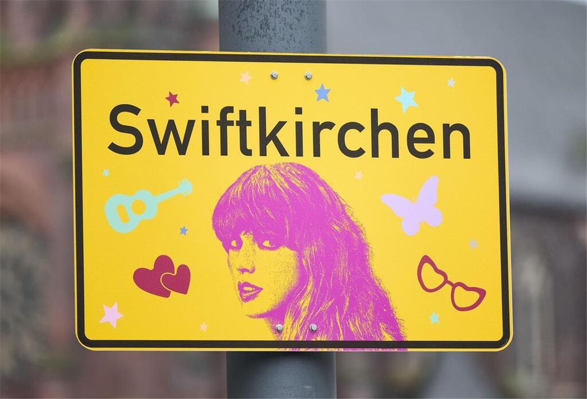 Das steckt hinter der Euphorie um Taylor Swift Zu Ehren der Musikerin Taylor Swift benennt sich Gelsenkirchen vorübergehend in „Swiftkirchen“ um.