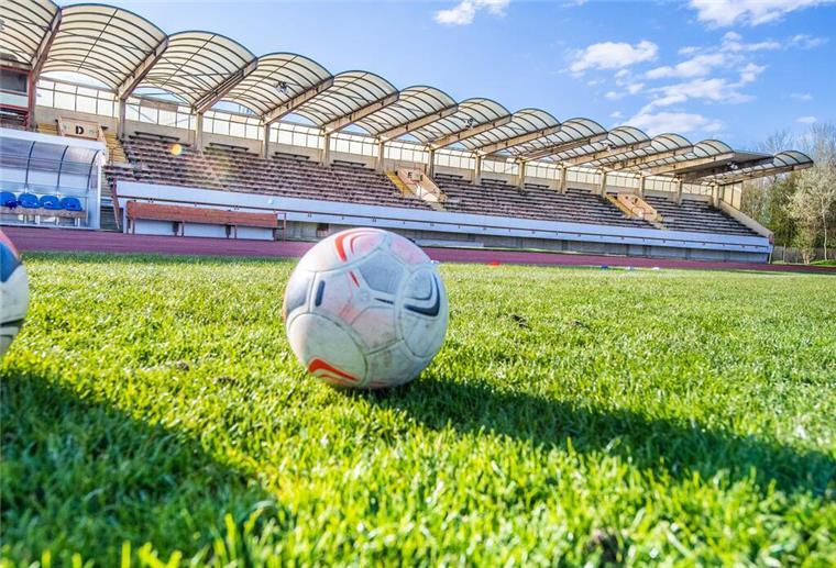 Symbolfotos über den aktuellen baulichen Zustand des Nordsee-Stadions in Bremerhaven mit Tribünen und Spielfeld. Foto: Hartmann