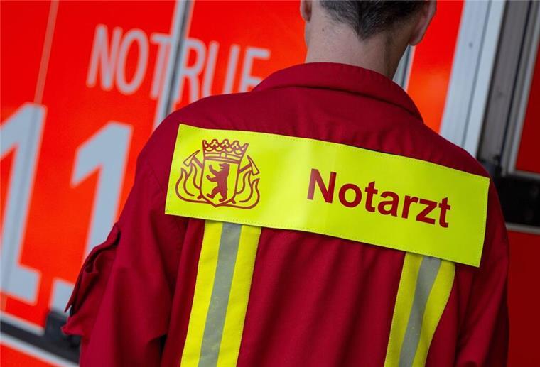 Zu einem Notfalleinsatz kam es am Dienstagnachmittag in Bremen, nachdem ein zweijähriges Kind aus dem Fenster eines Hauses zehn Meter in die Tiefe gefallen war.